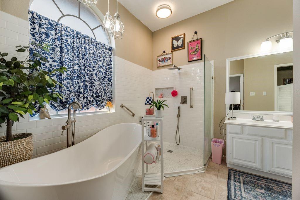 3205 Cape Cod Court Arlington, TX 76017 - Photo 19 of 30 a bathroom with a tub sink and mirror