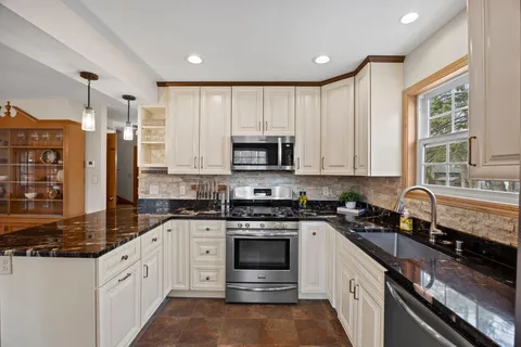 $585,000 | 1555 East River Terrace, Minneapolis, MN 55414