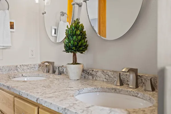 $585,000 | 1555 East River Terrace, Minneapolis, MN 55414