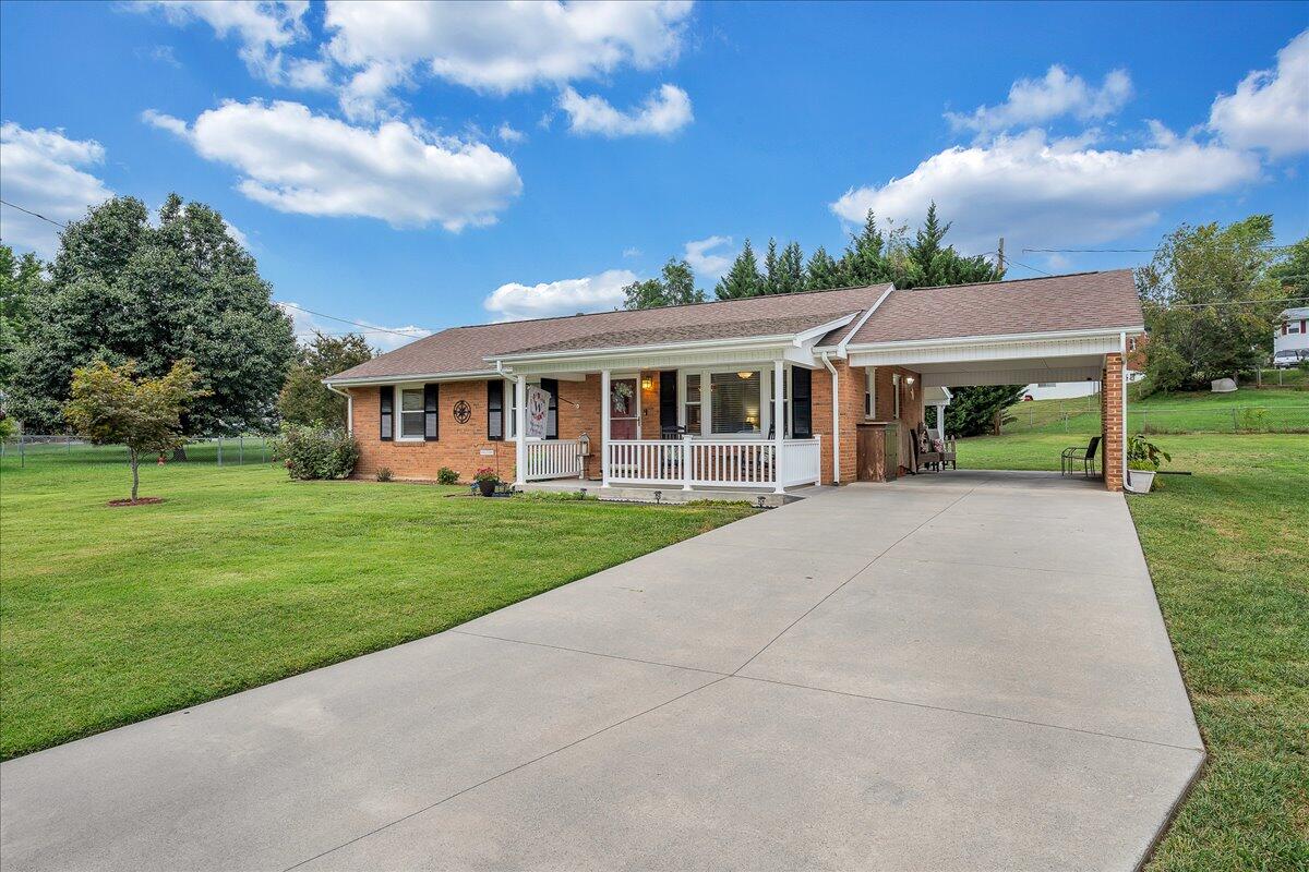 523 Decatur Drive Salem, VA 24153 - Photo 3 of 31 04-D R E A M-2568
