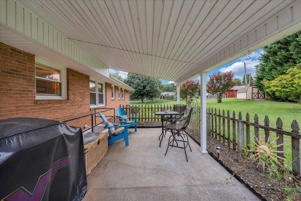 523 Decatur Drive Salem, VA 24153 - Photo 9 of 31 10-D R E A M-2567