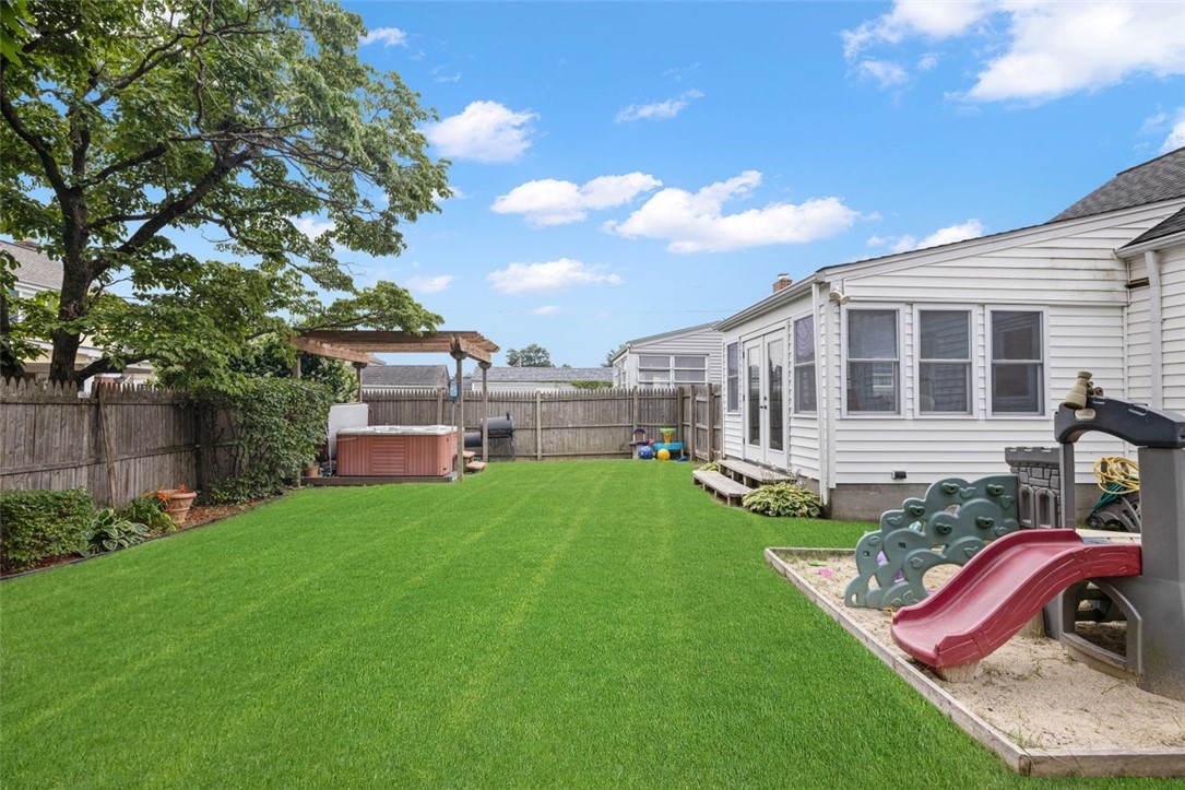 134 Edgemere Road Pawtucket, RI 02861 - Photo 16 of 23 Gallery Image 16
