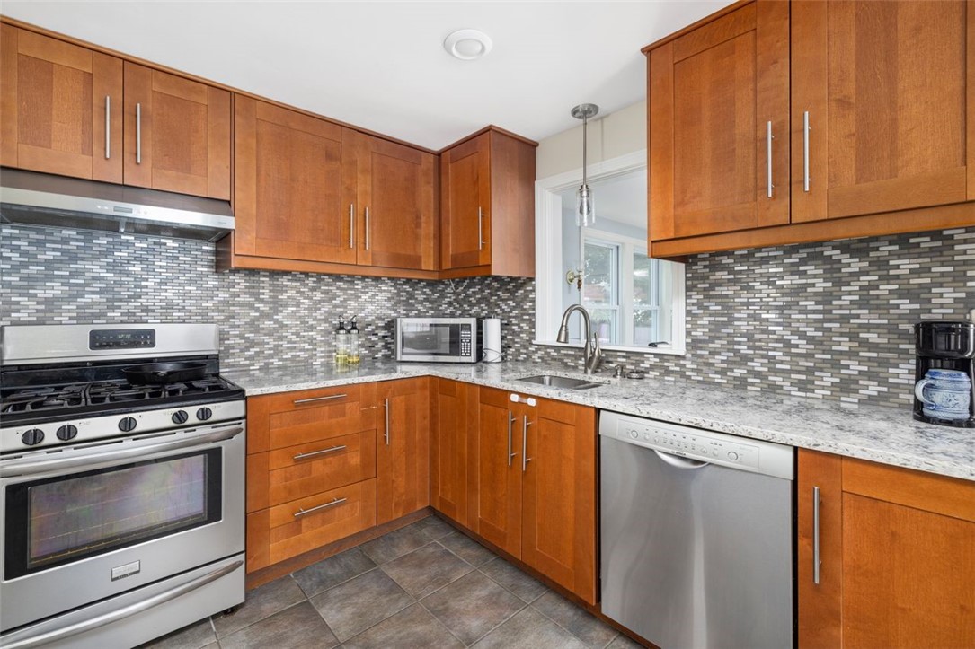 134 Edgemere Road Pawtucket, RI 02861 - Photo 3 of 23 Gallery Image 3