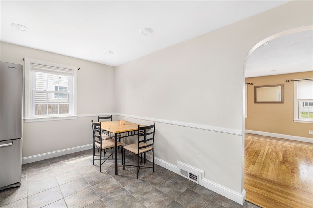 134 Edgemere Road Pawtucket, RI 02861 - Photo 5 of 23 Gallery Image 5