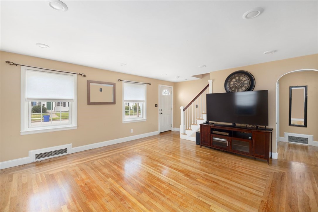134 Edgemere Road Pawtucket, RI 02861 - Photo 6 of 23 Gallery Image 6