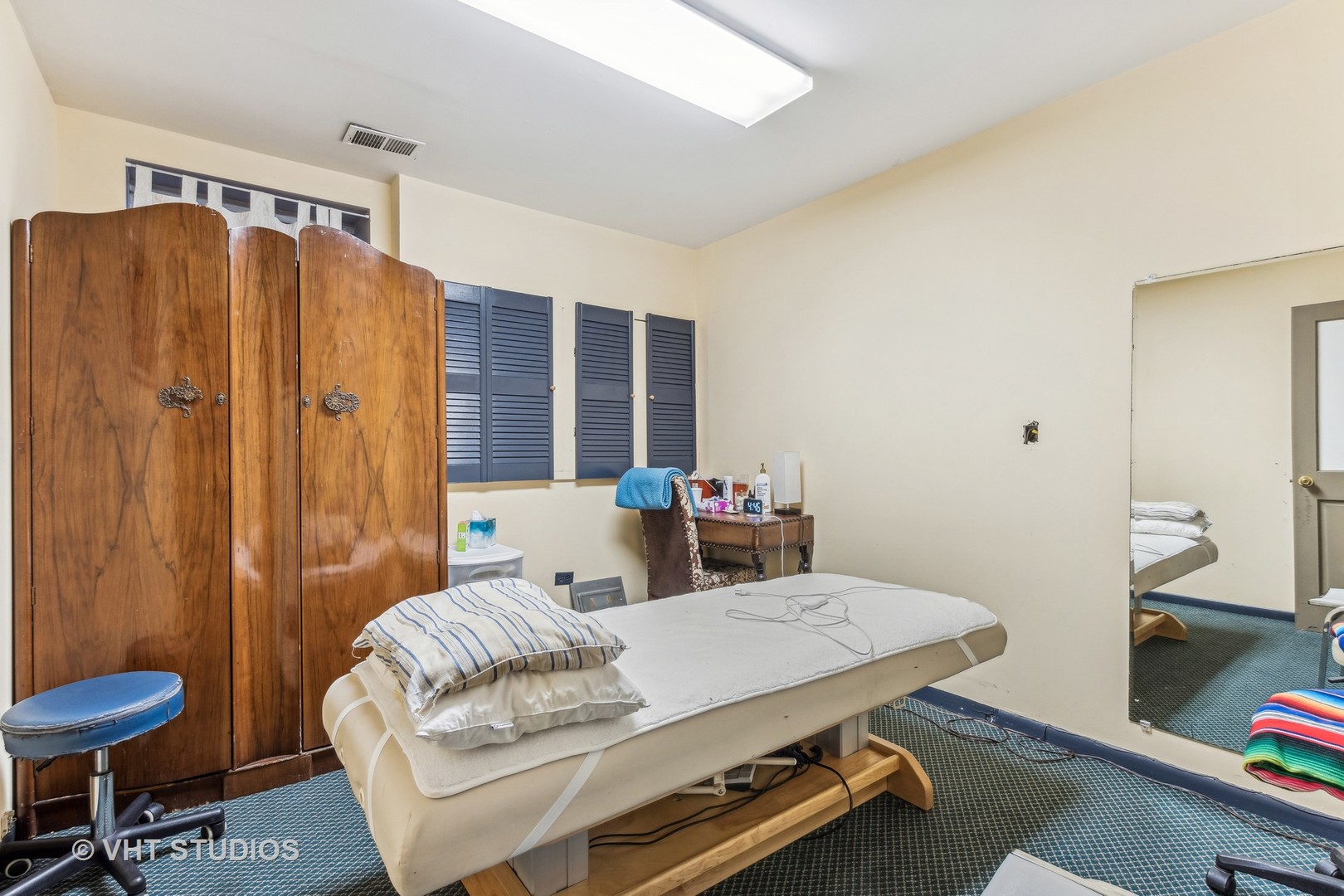 1622 West Devon Avenue Chicago, IL 60626 - Photo 13 of 36 a living room with furniture