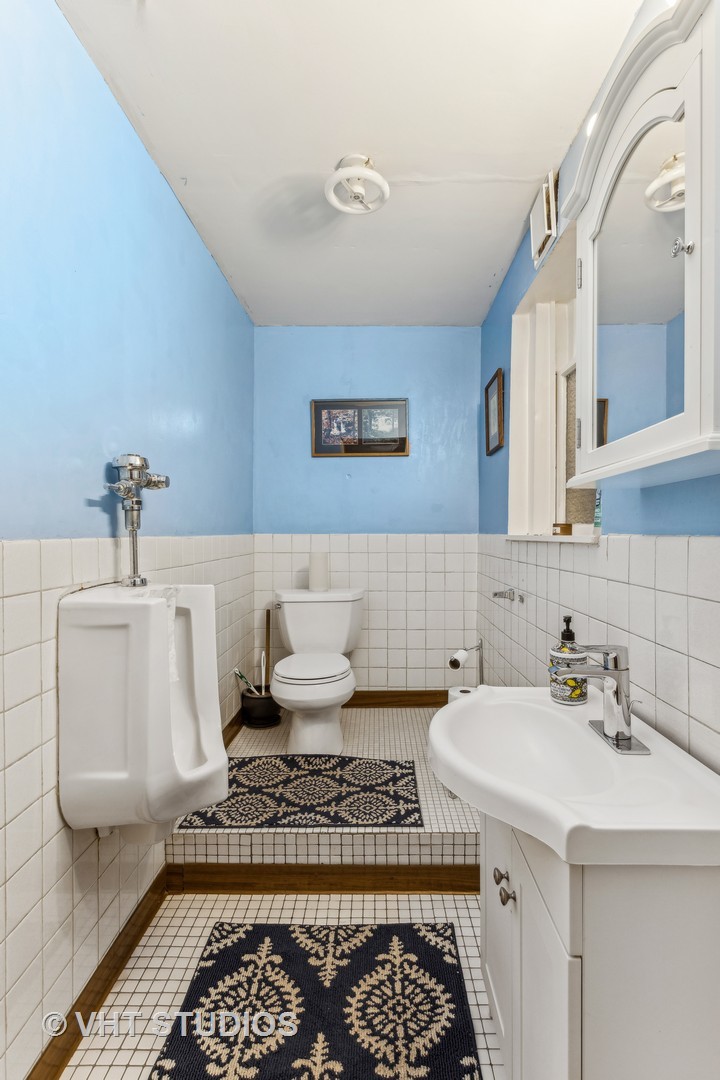 1622 West Devon Avenue Chicago, IL 60626 - Photo 17 of 36 a bathroom with a sink and a bathtub