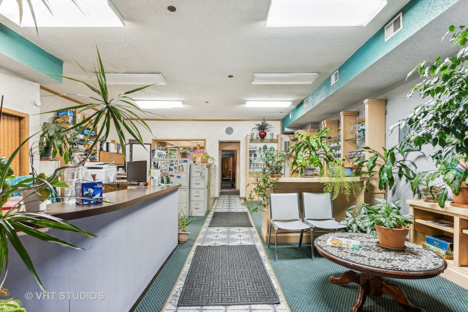 1622 West Devon Avenue Chicago, IL 60626 - Photo 2 of 36 a view of a chairs and table in a patio
