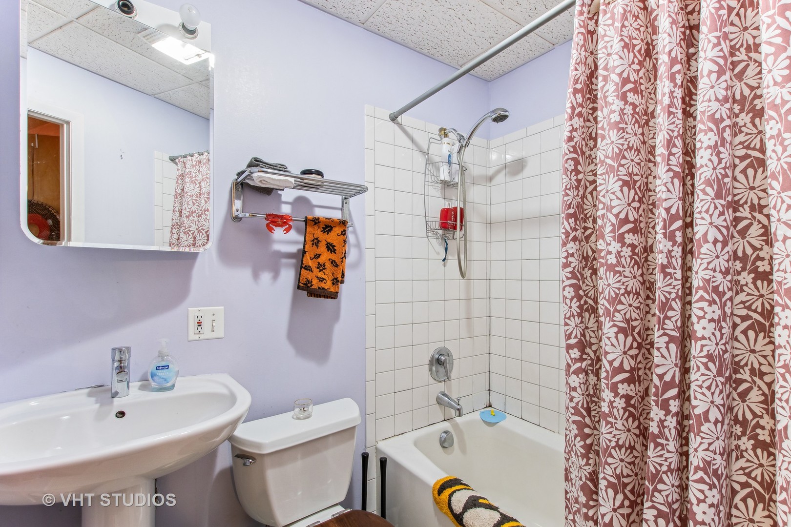 1622 West Devon Avenue Chicago, IL 60626 - Photo 24 of 36 a bathroom with a sink toilet and shower