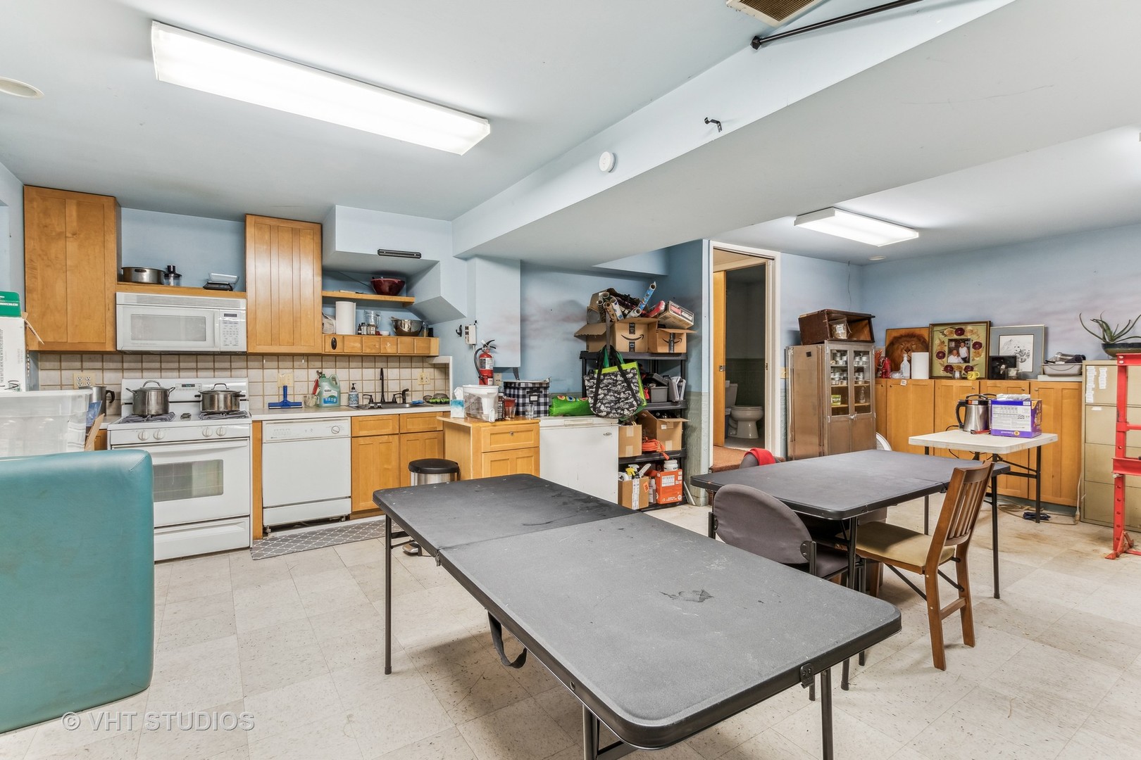 1622 West Devon Avenue Chicago, IL 60626 - Photo 10 of 36 a kitchen with a table chairs and a stove