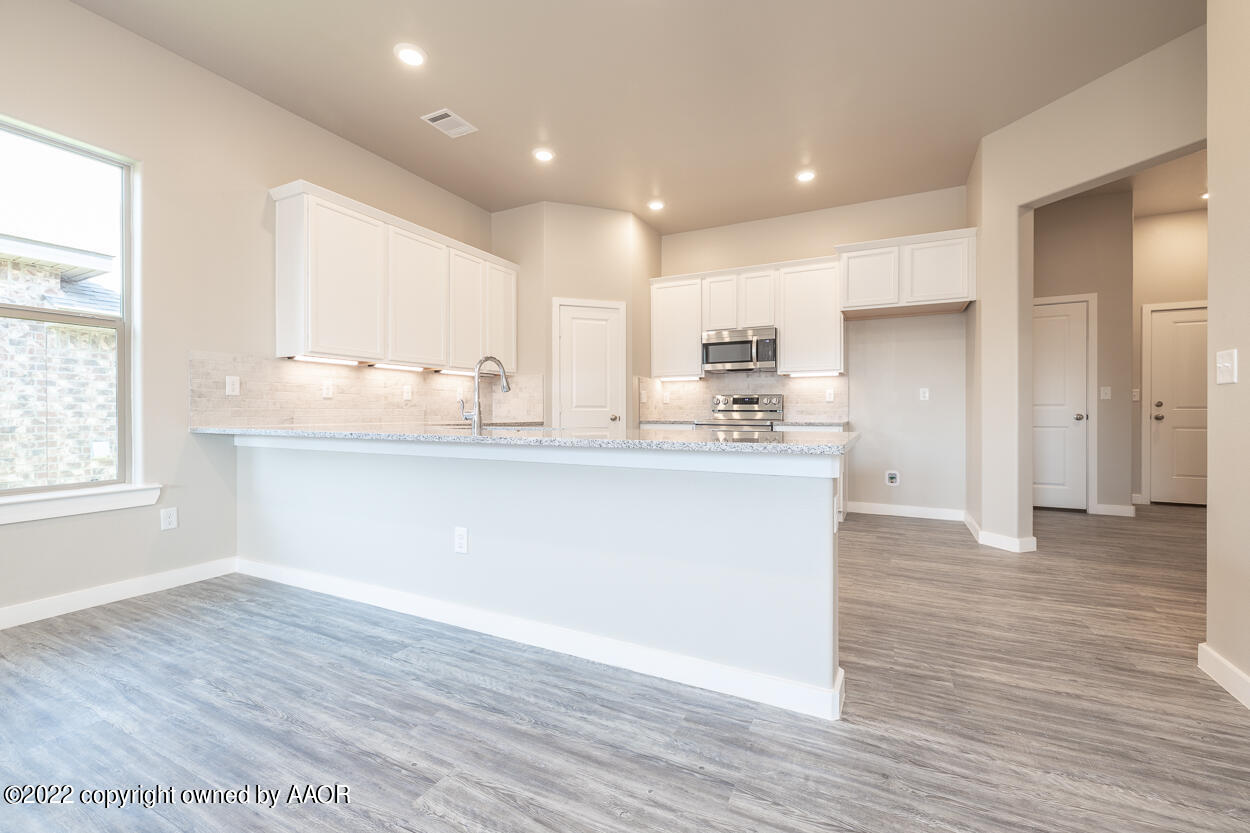 1837 Montaluse Road Amarillo, TX 79118 - Photo 4 of 32 Kitchen