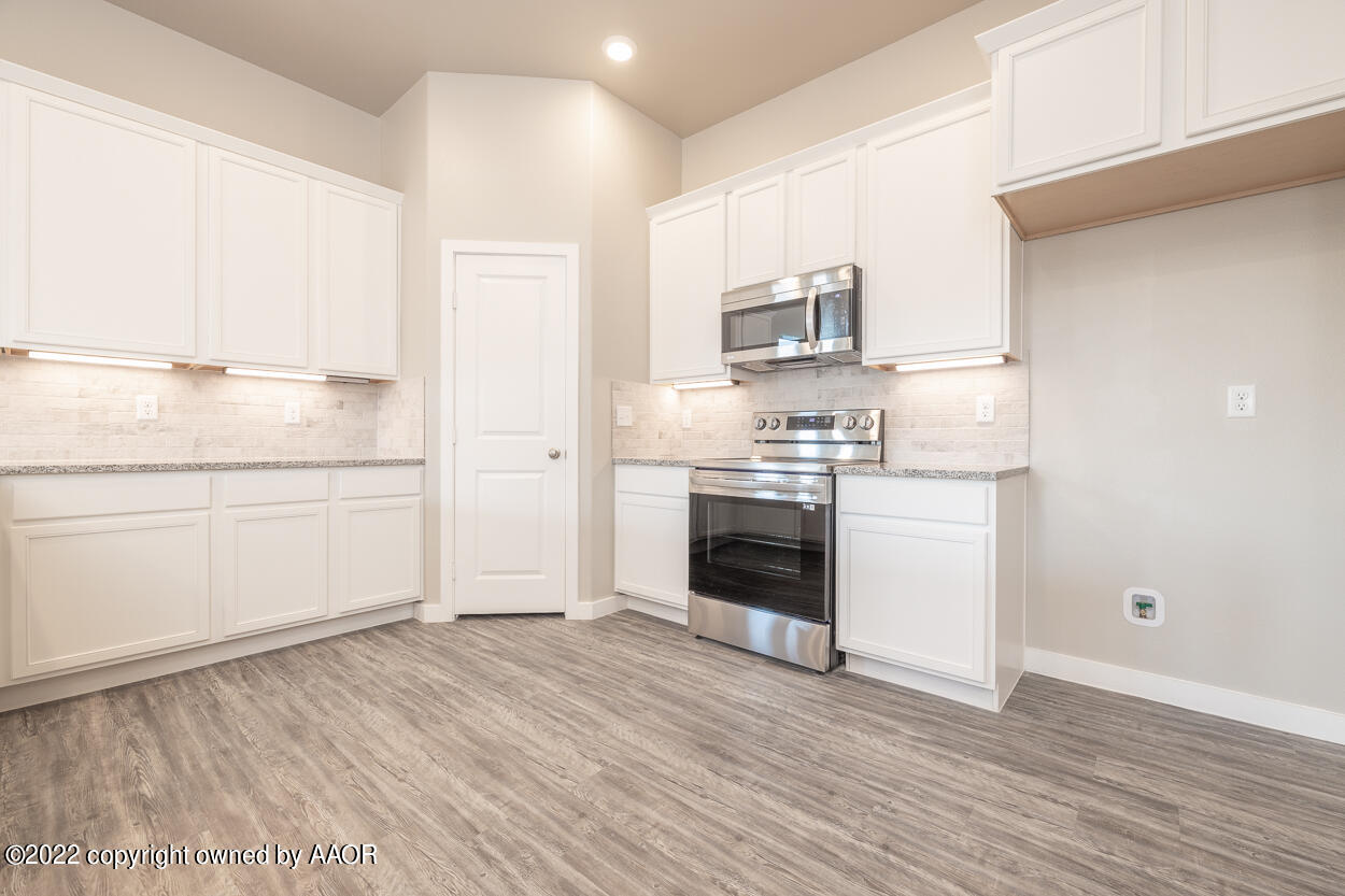 1837 Montaluse Road Amarillo, TX 79118 - Photo 6 of 32 Kitchen