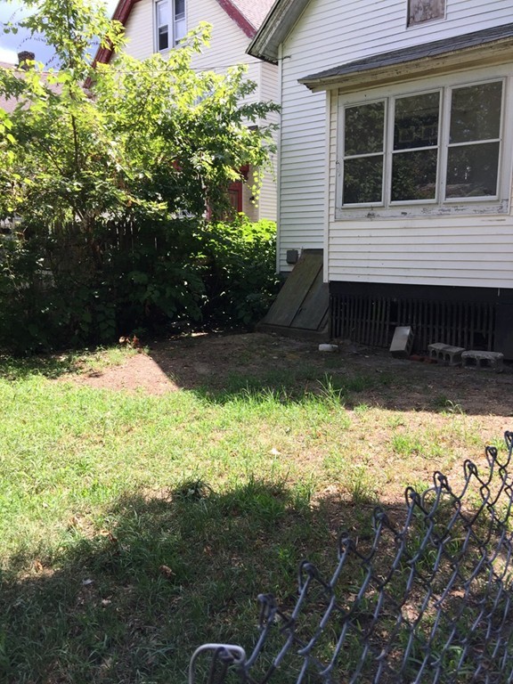 38 Grant Street Springfield, MA 01109 - Photo 4 of 15 Gallery Image 4