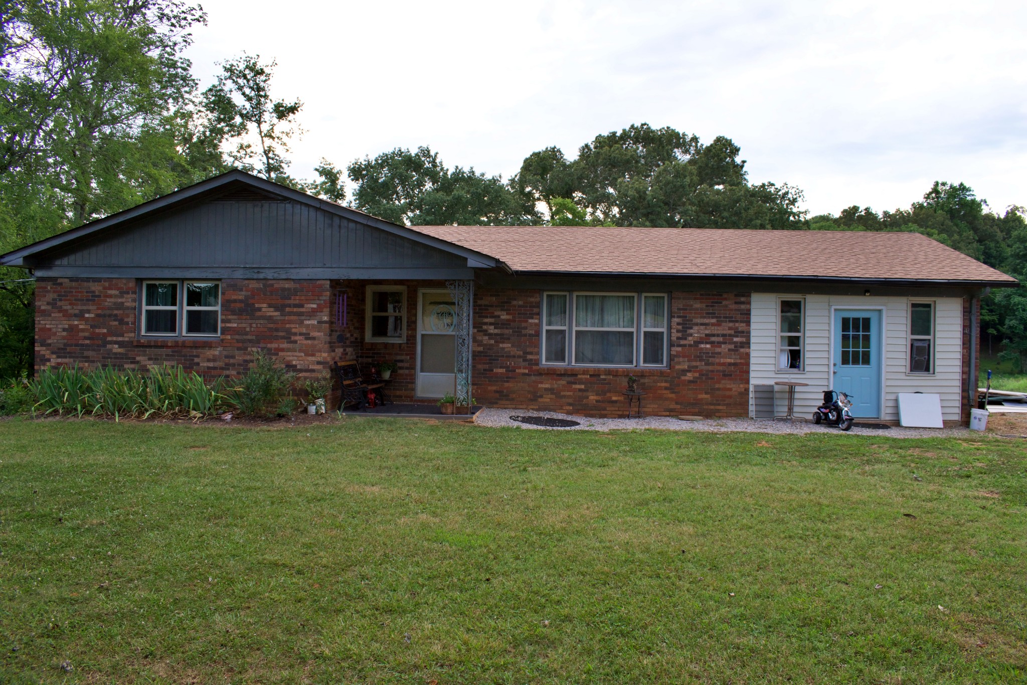 2756 Sullivan Knowles Road Sparta, TN 38583 - Photo 1 of 12 a front view of a house with a garden