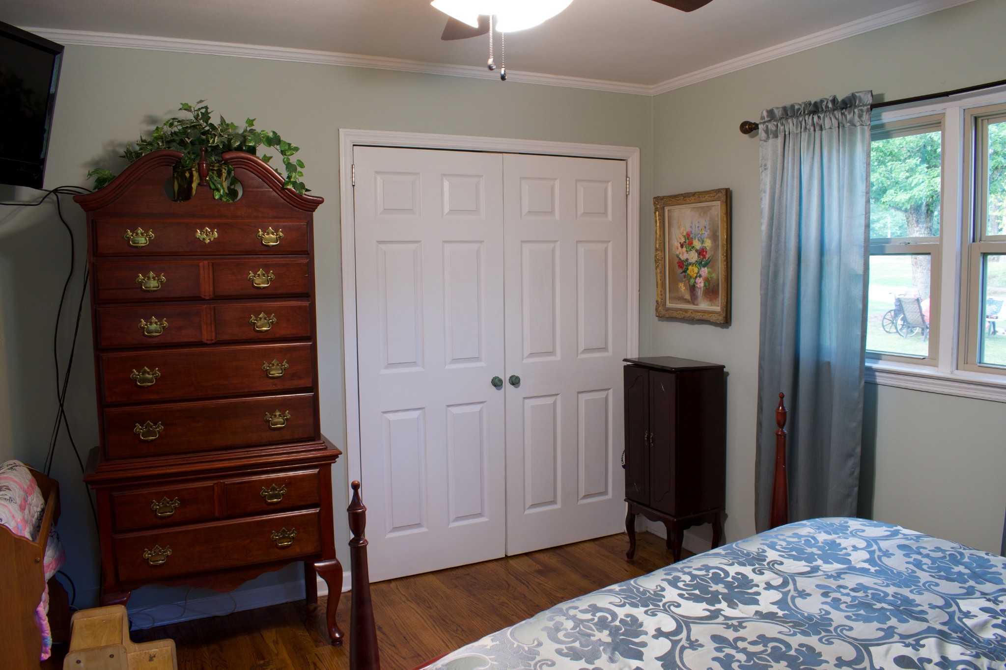 2756 Sullivan Knowles Road Sparta, TN 38583 - Photo 7 of 12 a bedroom with a bed and a dresser