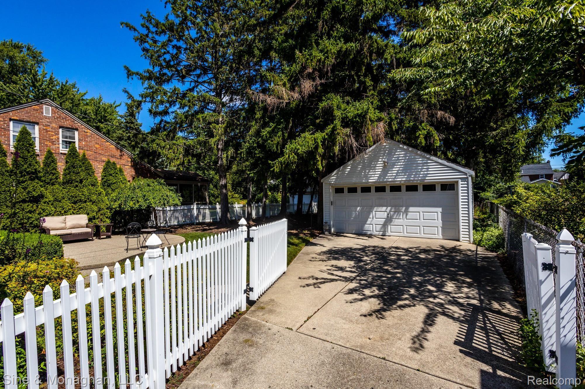 834 Rivard Boulevard Grosse Pointe, MI 48230 - Photo 35 of 48 834 Rivard S036.jpg