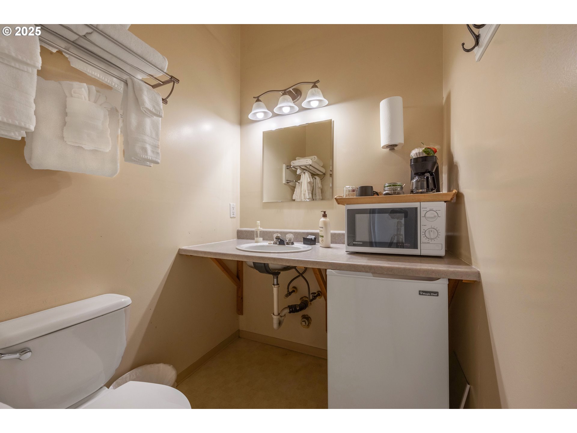 210 Hartman Avenue Maupin, OR 97037 - Photo 37 of 46 a bathroom with a sink a toilet and mirror