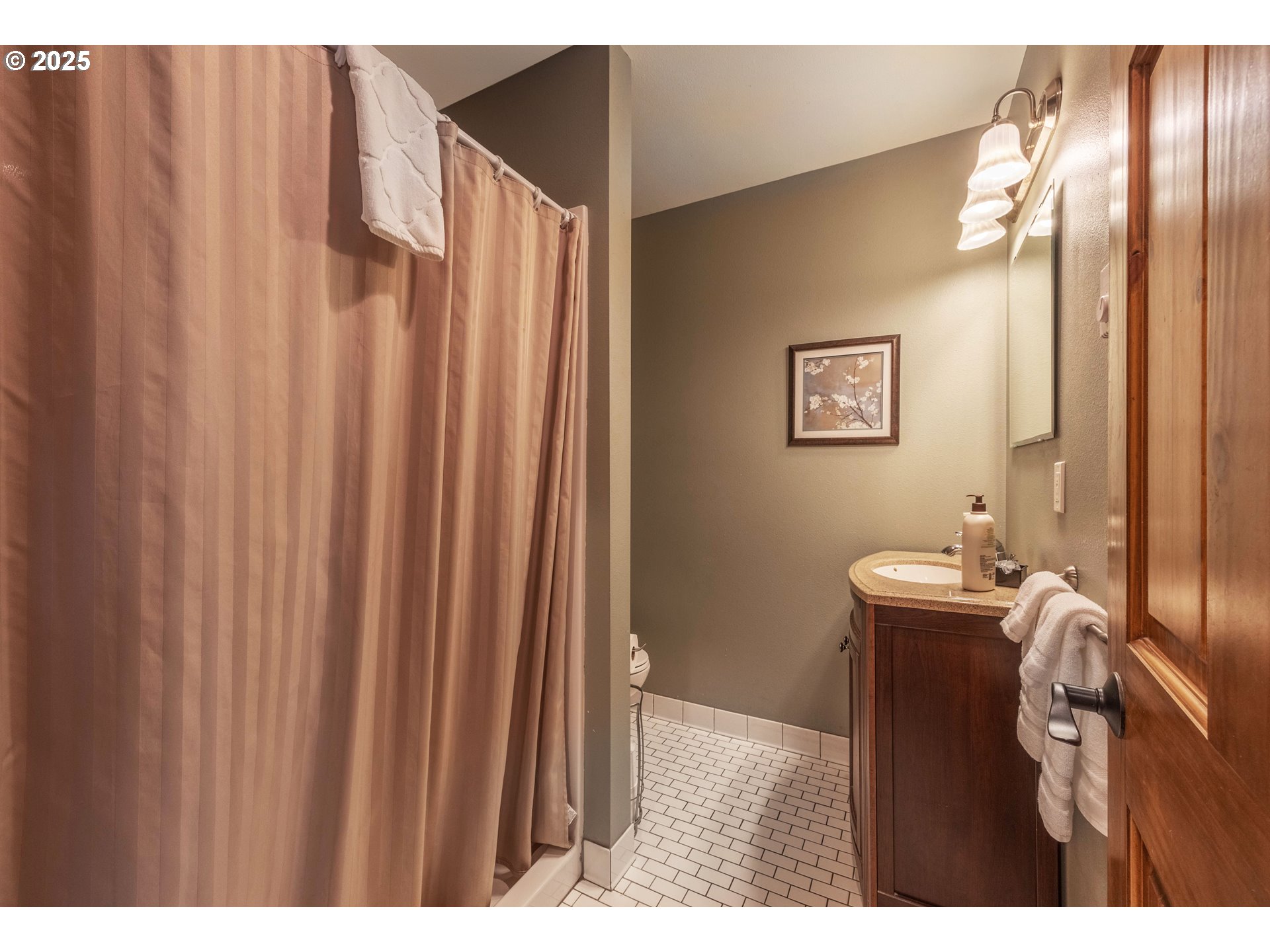 210 Hartman Avenue Maupin, OR 97037 - Photo 41 of 46 a bathroom with a sink mirror and vanity
