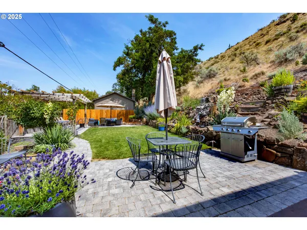 a view of a chairs and table in backyard