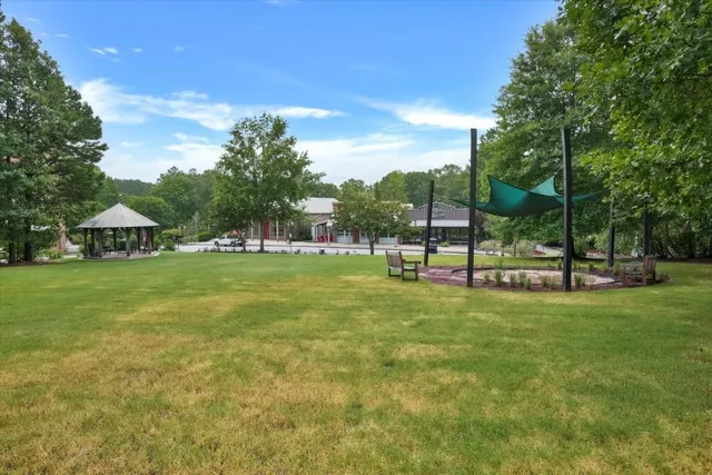 a view of yard with green space