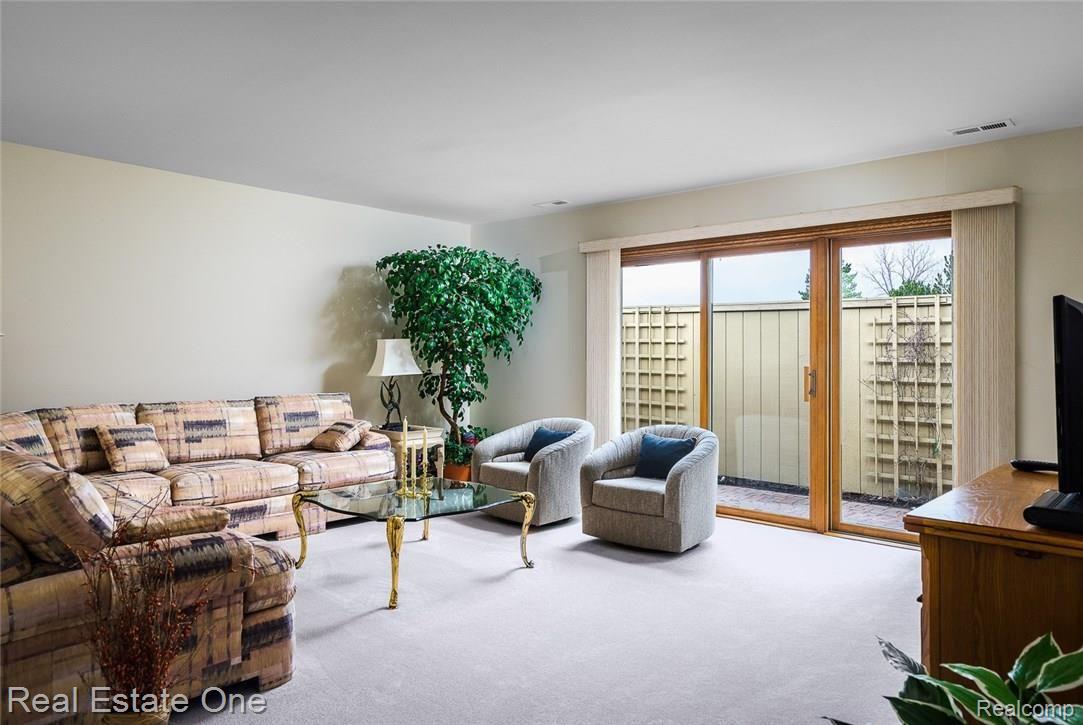 2379 Rochelle Park Drive Rochester, MI 48309 - Photo 9 of 24 2379 Rochelle Park Drive, Rochester Hills MI, Koteles, 03-27-17-937-Edit.jpg
