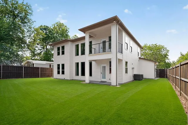 a view of a livingroom with a ceiling fan