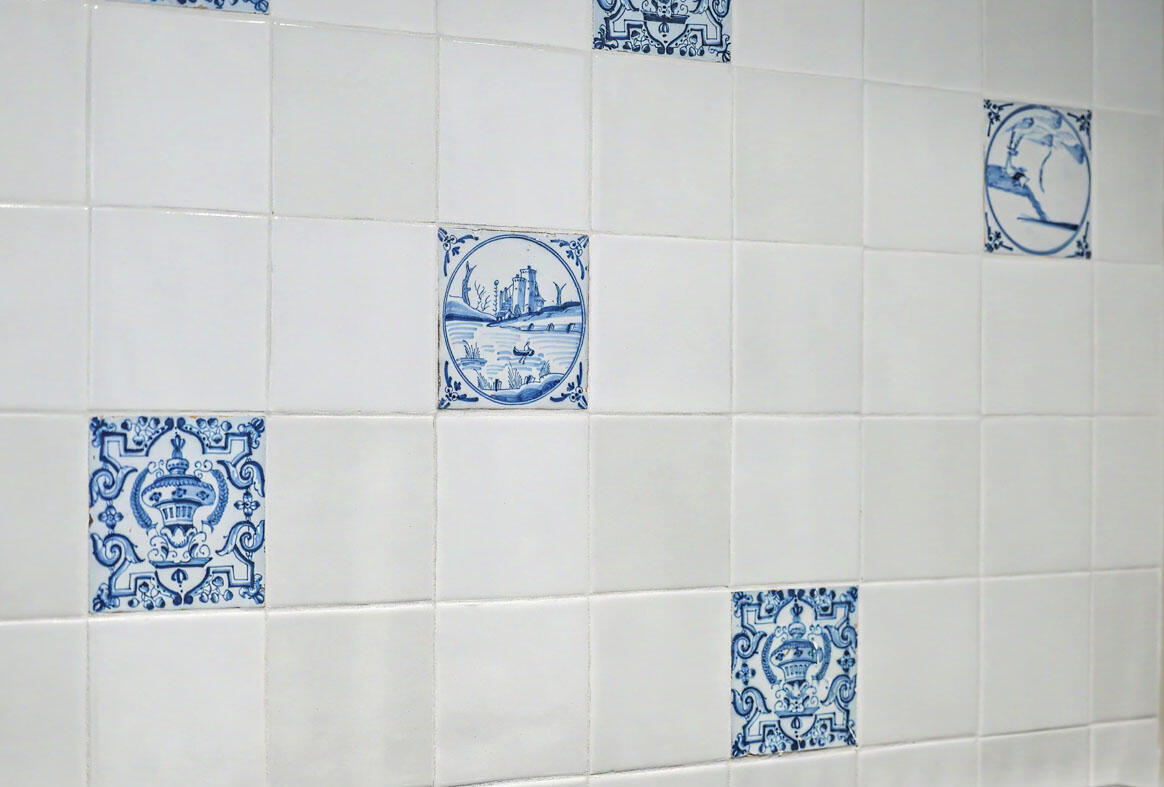 59 Church Street Charleston, SC 29401 - Photo 23 of 94 59 Church Streeet Delft tiles