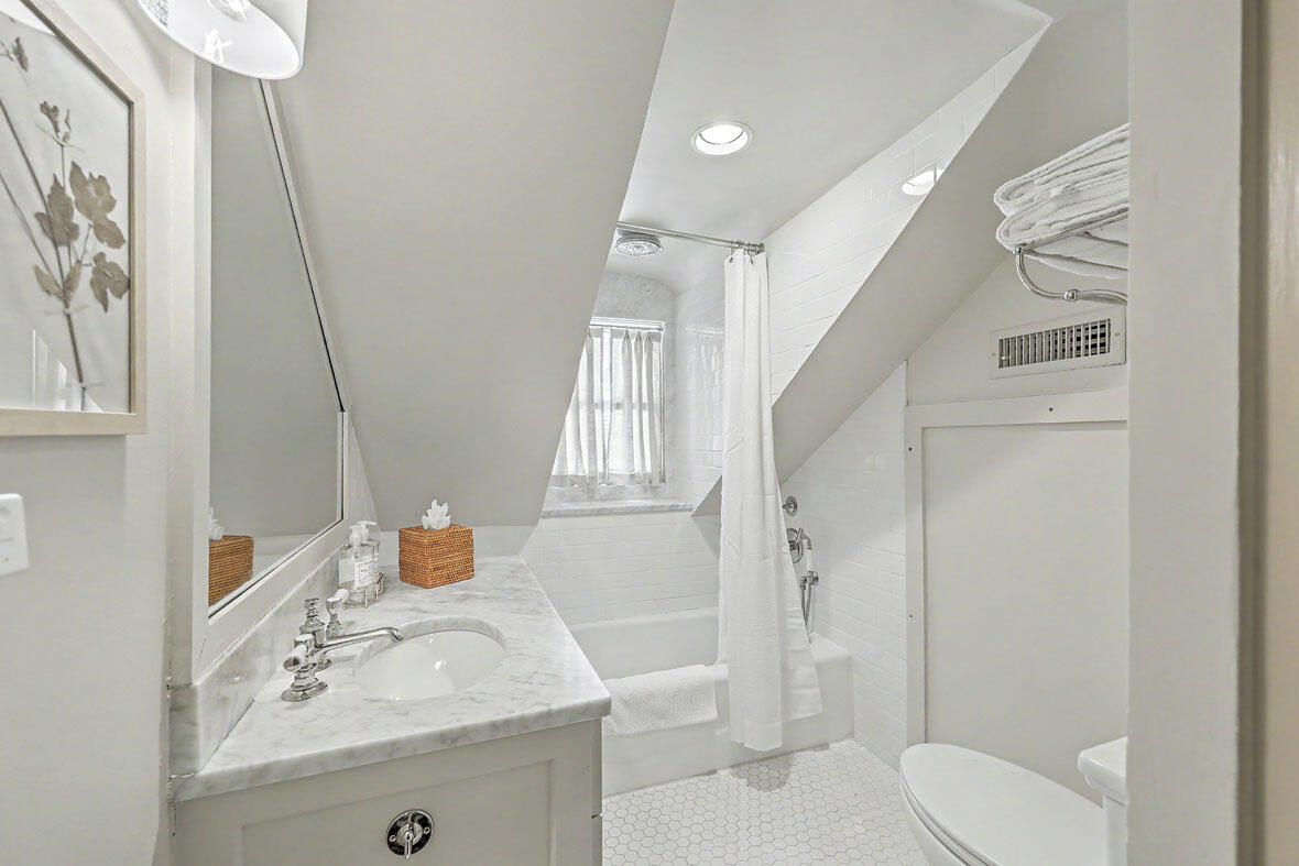 59 Church Street Charleston, SC 29401 - Photo 61 of 94 59 Church Street 3rd floor bath