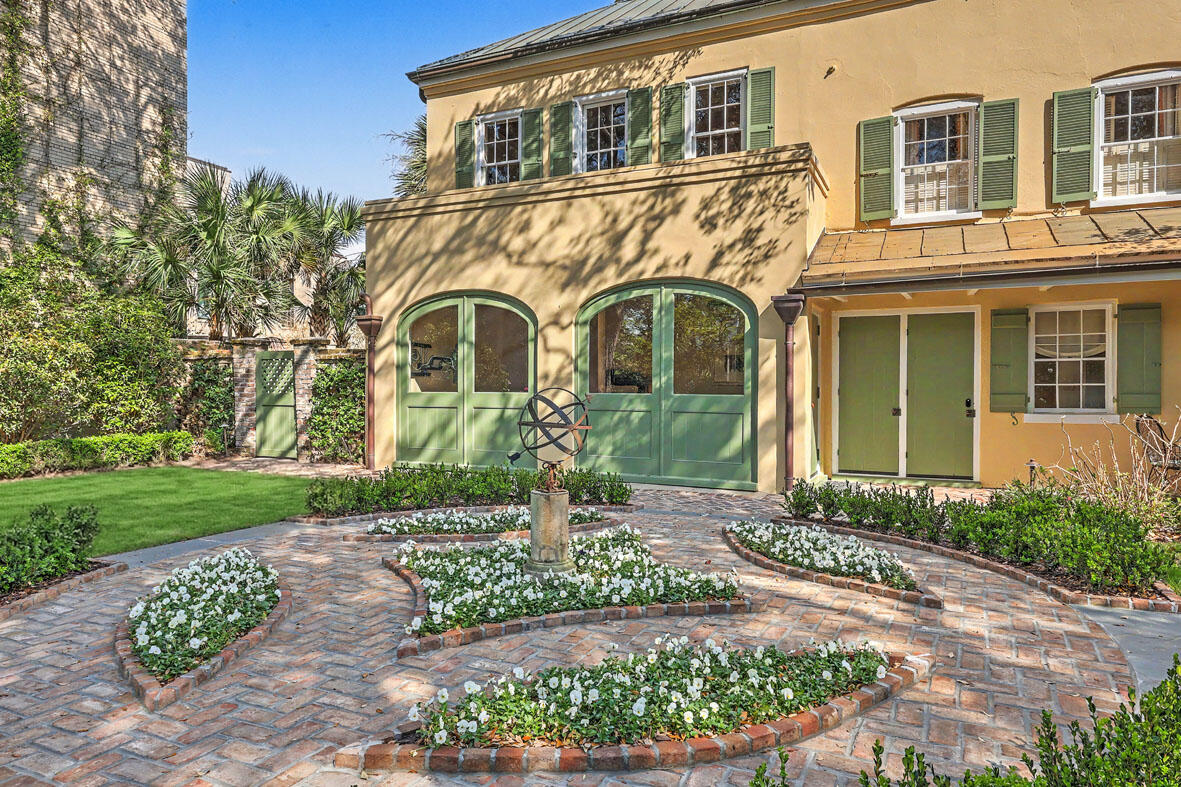 59 Church Street Charleston, SC 29401 - Photo 67 of 94 59 Church Street garden