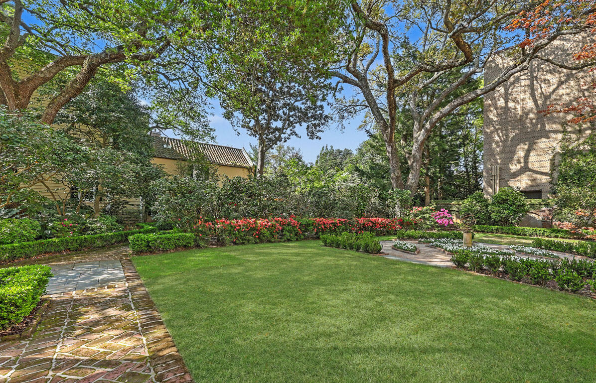 59 Church Street Charleston, SC 29401 - Photo 82 of 94 59 Church Street garden