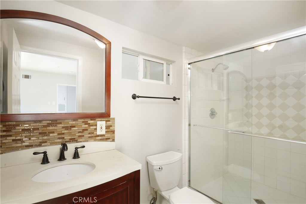 9305 Downey Avenue Downey, CA 90240 - Photo 21 of 45 1ST PRIMARY SUITE BATHROOM