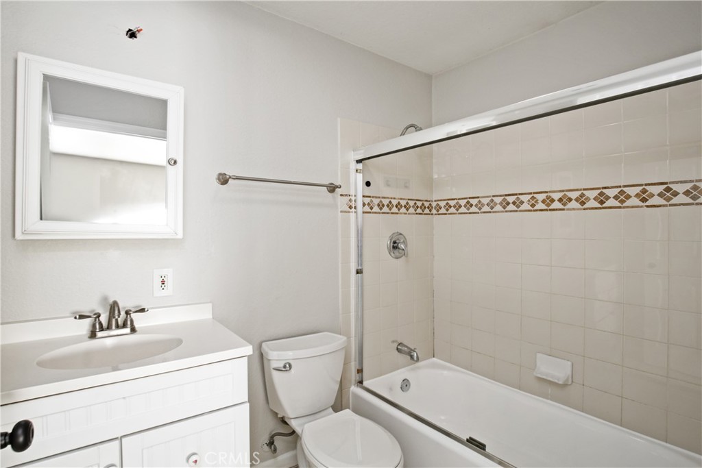 9305 Downey Avenue Downey, CA 90240 - Photo 33 of 45 PRIMARY SUITE BATHROOM