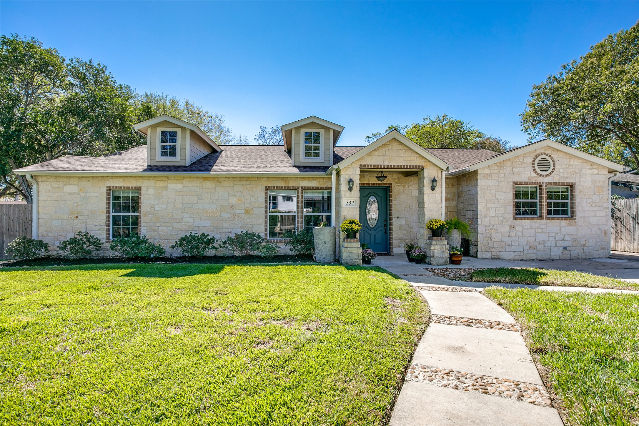 332 Tuttle Road Terrell Hills, TX 78209 - Photo 4 of 25 a front view of a house with swimming pool