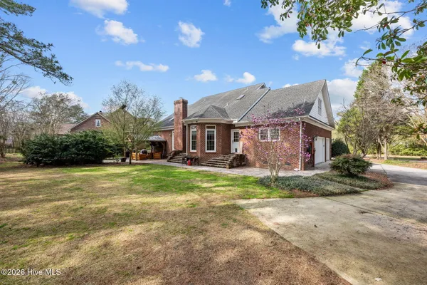 $850,000 | 301 Wexford Place, Trent Woods, NC 28562