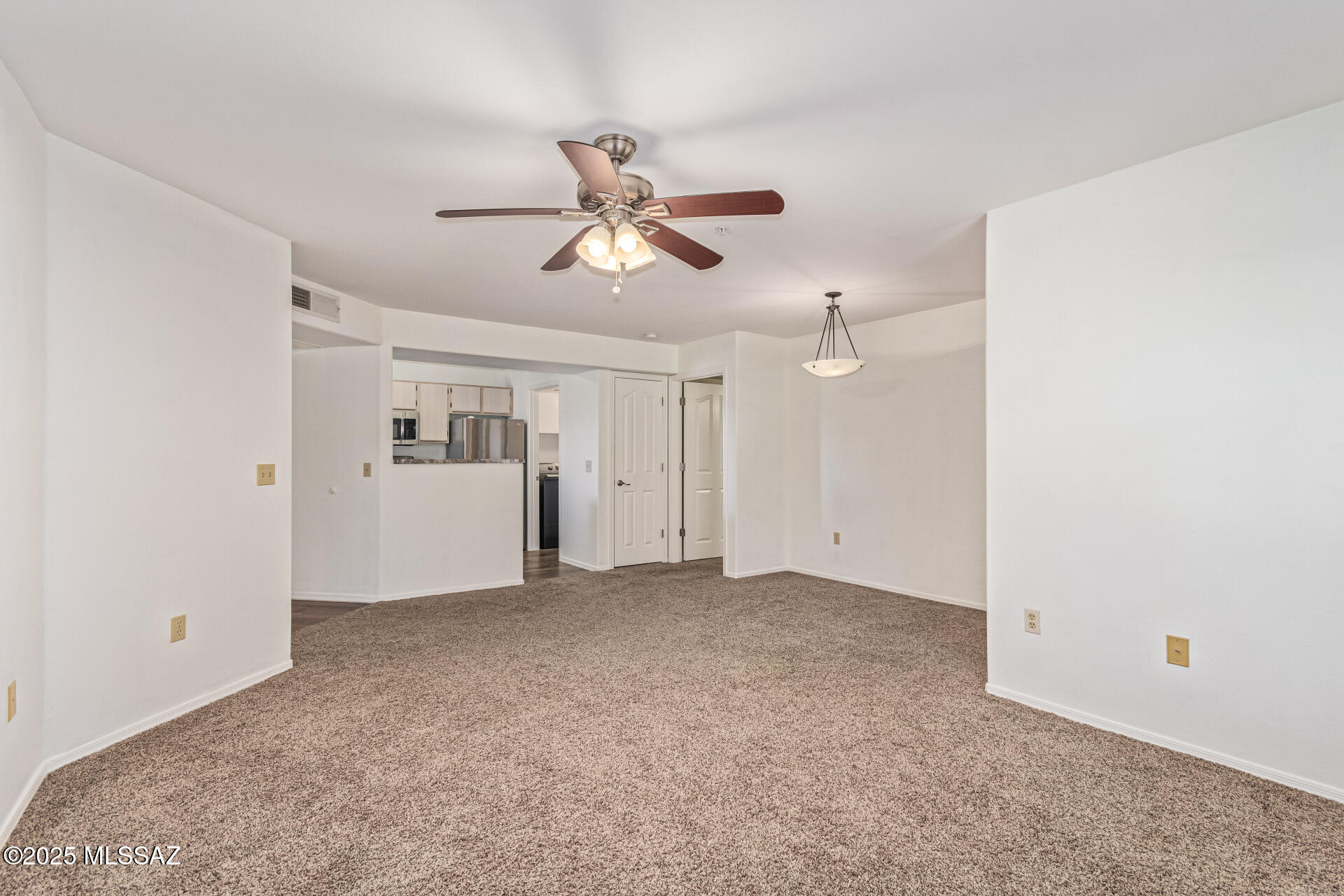 5751 North Kolb Road, Unit 42202 Tucson, AZ 85750 - Photo 4 of 22 Living room