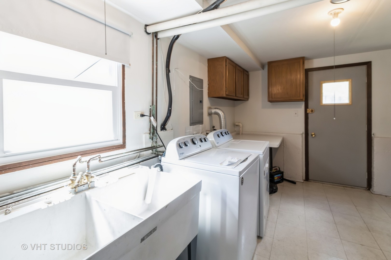 1942 Trail Ridge Street Arlington Heights, IL 60004 - Photo 22 of 29 a bathroom with a sink and mirror with bathtub