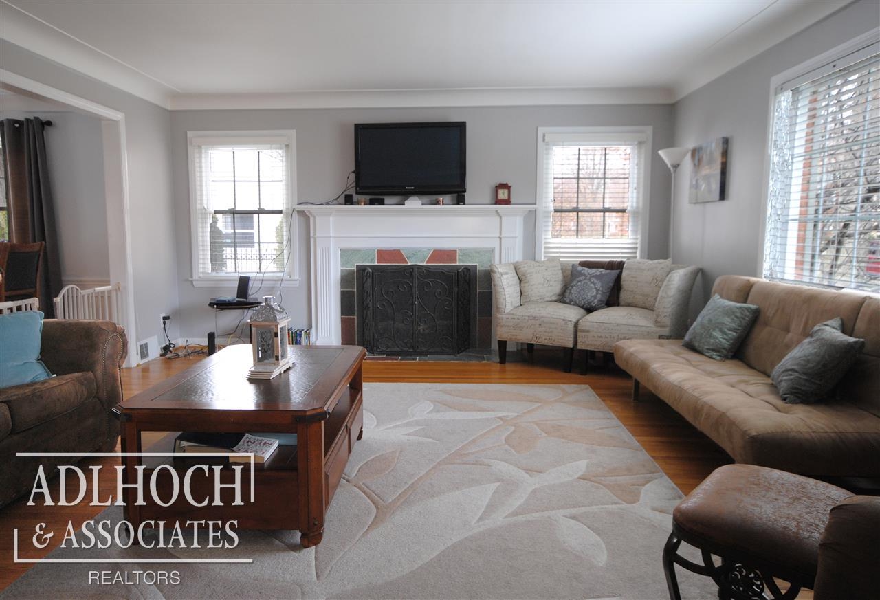 1677 Prestwick Road Grosse Pointe, MI 48236 - Photo 9 of 19 31314683-8.JPG