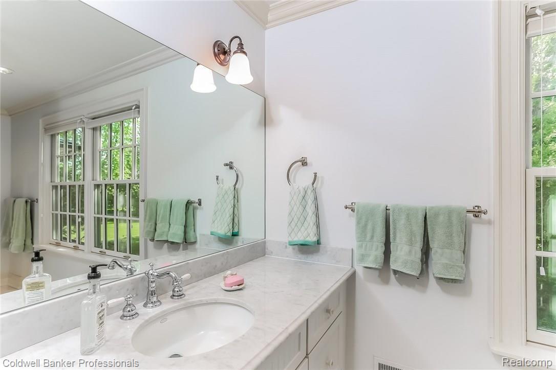 2243 Tottenham Road Bloomfield Hills, MI 48301 - Photo 15 of 21 047-Bathroom-2796405-medium.jpg