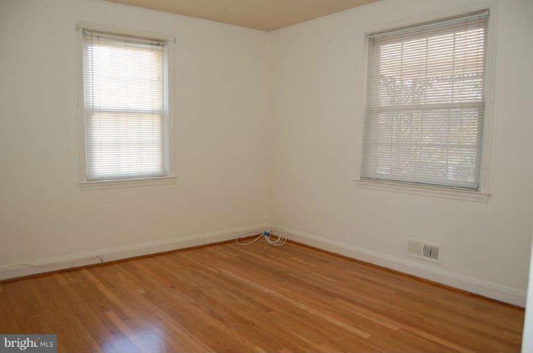 28 Cedar Knoll Road Cockeysville, MD 21030 - Photo 9 of 22 an empty room with a window