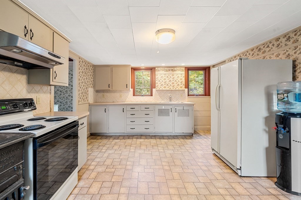 69 Kendall Road Tyngsborough, MA 01879 - Photo 5 of 33 Gallery Image 5