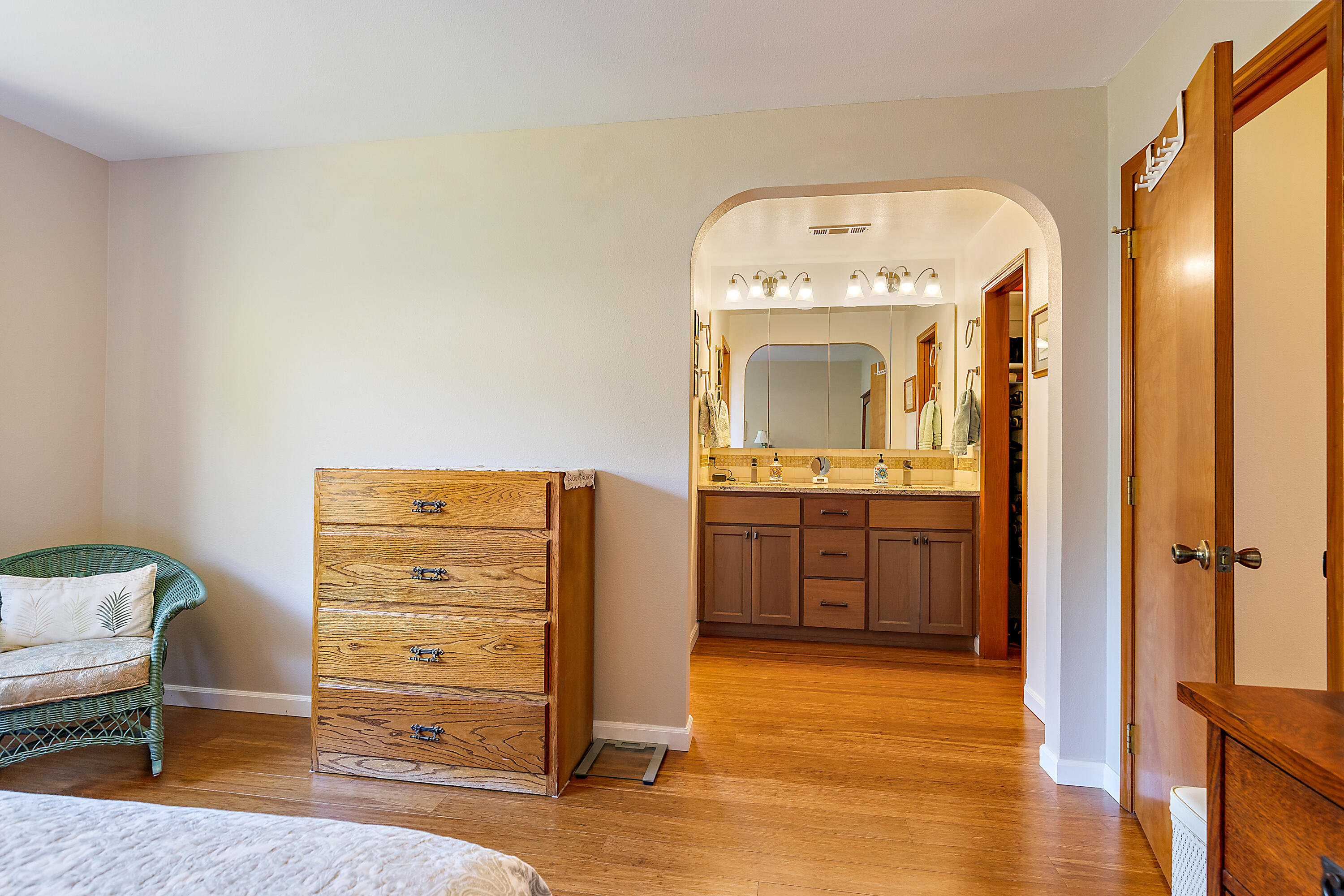 1364 Mill Pond Road Ashland, OR 97520 - Photo 29 of 38 Looking to primary bath/ walk in closet