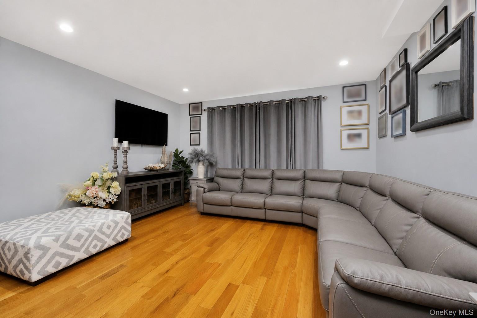 164-15 104th Road Queens, NY 11433 - Photo 17 of 22 2nd fl livingroom