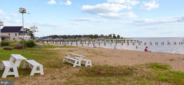 a view of a house with backyard and garden