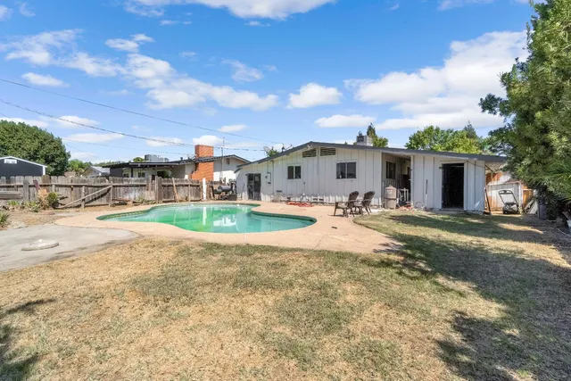 a view of a house with a yard