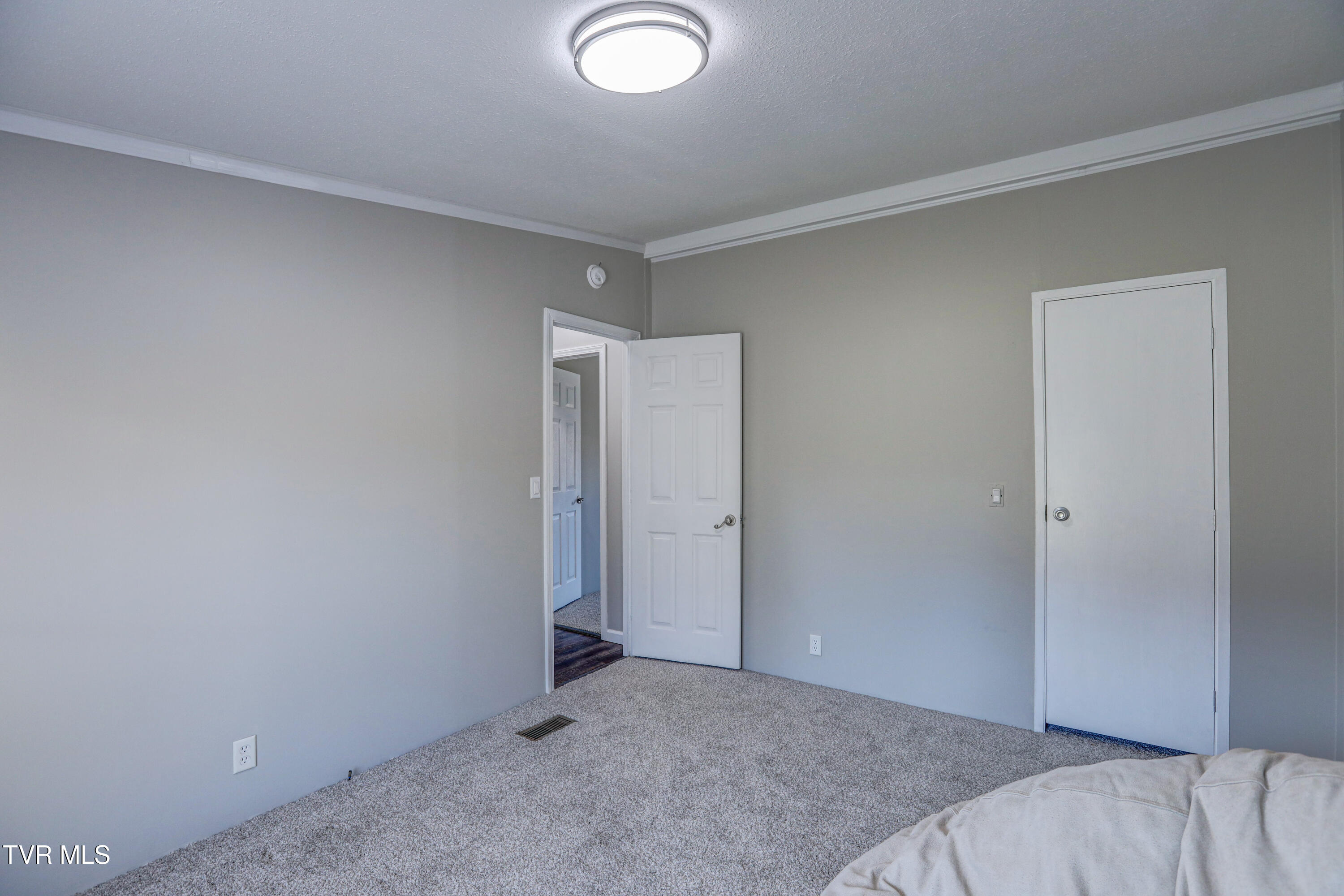 962 Meadow View Road Bristol, TN 37620 - Photo 37 of 38 B42A4844_5_6_7_8