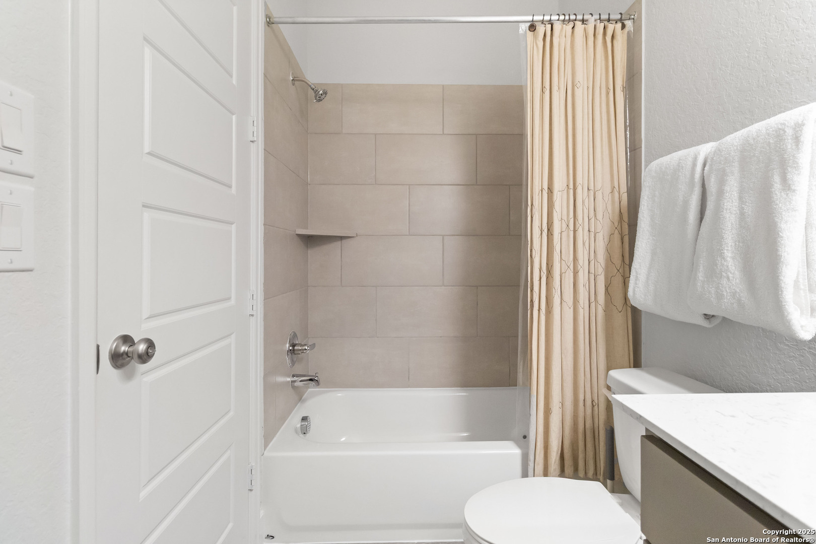 149 Red Oak Castroville, TX 78009 - Photo 12 of 16 a bathroom with a sink toilet and bathtub