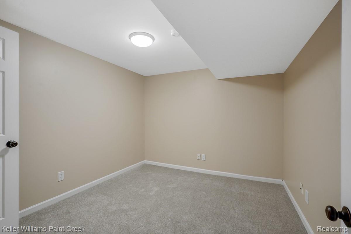 2641 Long Meadow Lane Rochester, MI 48307 - Photo 33 of 38 Good sized room for additional bedroom, office, craft room or whatever you need.