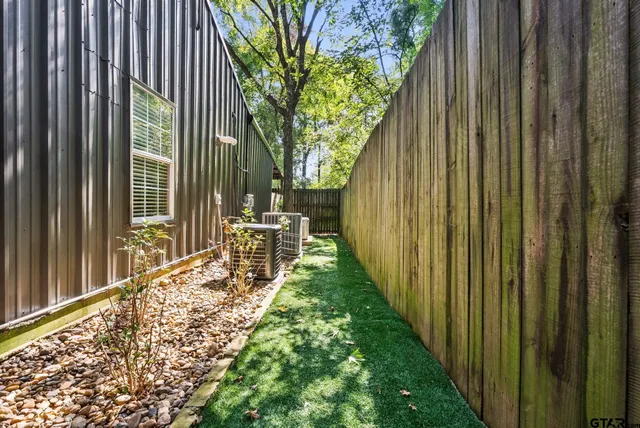 a view of backyard with garden