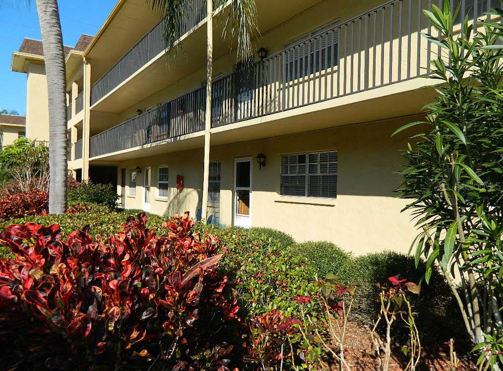 Conveniently located Dunedin 55+ condo