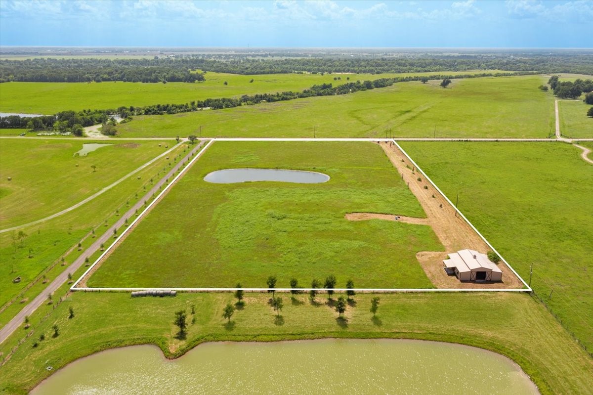 a view of an outdoor space